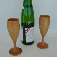 Champagne og vinglass i tre