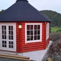 åttekantet lysthus med grill og pipe